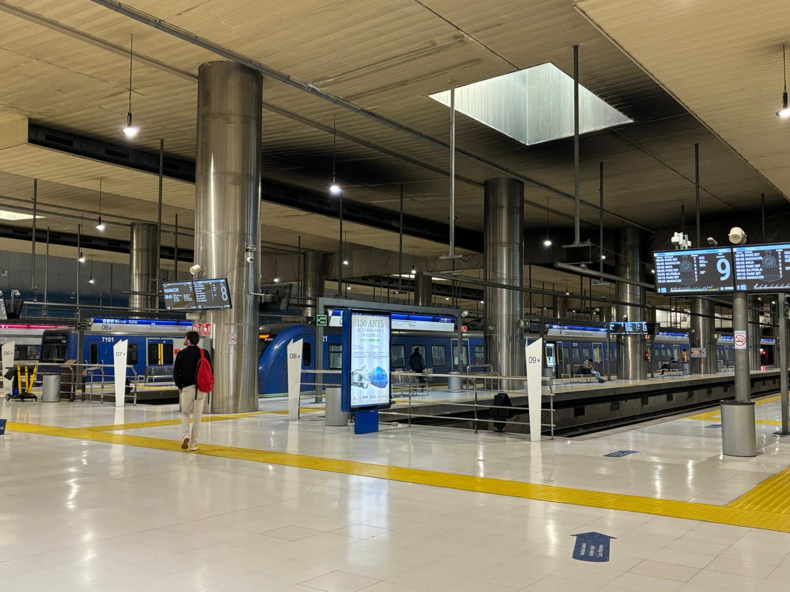 SFM impulsa la renovació integral de la senyalística de les estacions i la imatge corporativa ferroviària